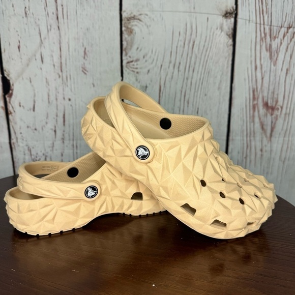 CROCS GEOMETRIC CLOG SHIITAKE nude/flesh color unisex style women’s size 7 GUC - Picture 1 of 16